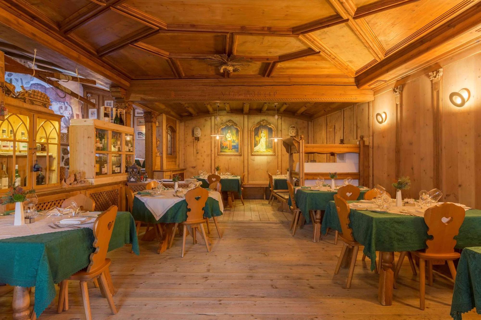 Historic Hotel Ristorante La Stua Cavalese Exterior photo